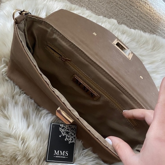 NWT - light tan/brown crossbody bag with gold chain - Picture 4 of 6